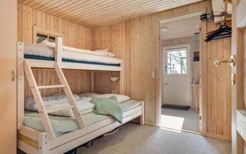 Sinnika - 550M from the Sea: Holz, Schlafzimmer, Decke, Etagenbett, Bett, Interior Design, Fussboden, Möbel, Flooring, Zuhause