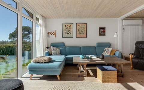 Sinnika - 550M from the Sea: Möbel, Holz, Interior Design, Flooring, Couch, Wohnzimmer, Tabelle, Fussboden, Zuhause, Holzboden