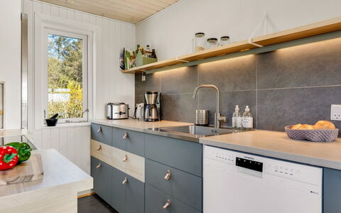 Sinnika - 550M from the Sea: Küche, Flooring, Holz, Countertop, Cabinetry, Küchengerät, Möbel, Interior Design, Fussboden, Zuhause