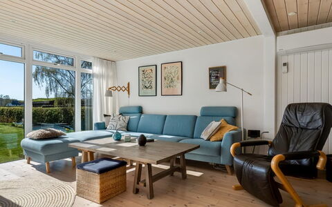 Sinnika - 550M from the Sea: Möbel, Interior Design, Flooring, Fussboden, Holz, Couch, Holzboden, Decke, Wohnzimmer, Zuhause
