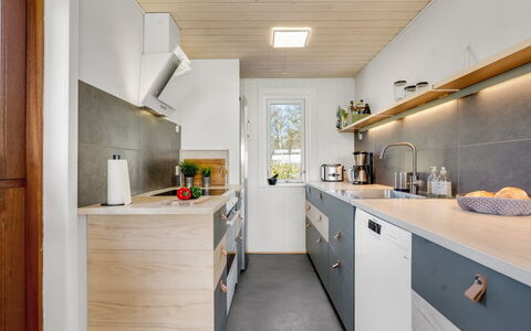 Sinnika - 550M from the Sea: Küche, Countertop, Holz, Flooring, Küchengerät, Interior Design, Cabinetry, Major Appliance, Möbel, Haushaltsgerät