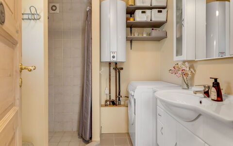 Sinnika - 550M from the Sea: Armatur, Interior Design, Badezimmer, Flooring, Sinken, Fussboden, Bad Sink, Badezimmerschrank, Toilette, Cabinetry