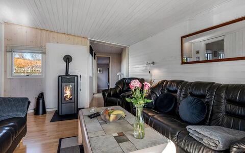 Nisse - 300M from the Sea: Möbel, Holz, Interior Design, Flooring, Fussboden, Stuhl, Zimmer, Decke, Wohnzimmer, Wohnung