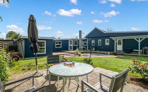 Nisse - 300M from the Sea: Möbel, Holz, Interior Design, Flooring, Fussboden, Stuhl, Zimmer, Decke, Wohnzimmer, Wohnung