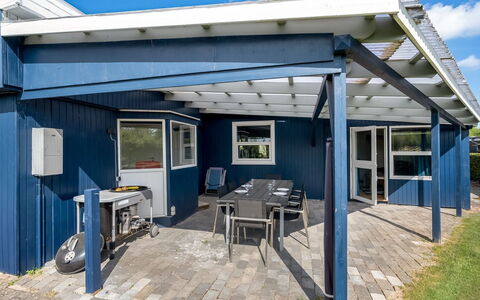 Nisse - 300M from the Sea: Möbel, Holz, Interior Design, Flooring, Fussboden, Stuhl, Zimmer, Decke, Wohnzimmer, Wohnung