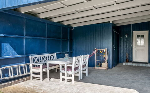 Nisse - 300M from the Sea: Möbel, Holz, Interior Design, Flooring, Fussboden, Stuhl, Zimmer, Decke, Wohnzimmer, Wohnung