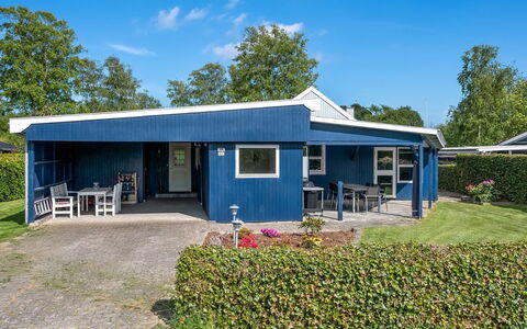 Nisse - 300M from the Sea: Möbel, Holz, Interior Design, Flooring, Fussboden, Stuhl, Zimmer, Decke, Wohnzimmer, Wohnung