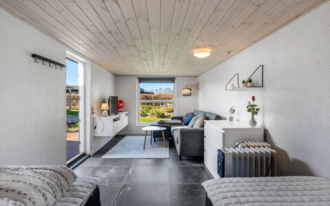 Nisse - 300M from the Sea: Holz, Möbel, Decke, Interior Design, Wohnung, Stuhl, Wohnzimmer, Hartholz, Design
