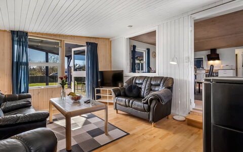 Nisse - 300M from the Sea: Holz, Möbel, Interior Design, Decke, Fussboden, Flooring, Zuhause, Couch, Wohnzimmer, Zimmer