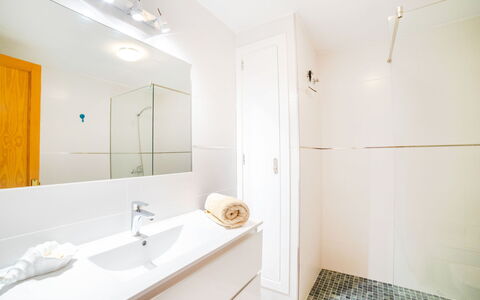 Sa Mirada: Flooring, Interior Design, Fussboden, Armatur, Decke, Badezimmer, Installation, Bad Sink, Zimmer, Zapfhahn