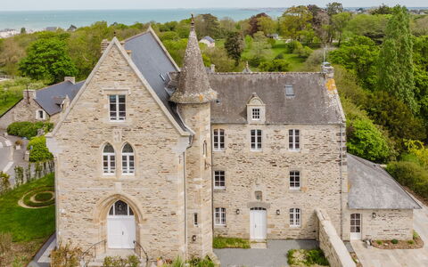 Domaine de Saint Cast: Möbel, Balkon, Schatten, Garten, Gartenmöbel, Stuhl, Veranda, Garten, Landscaping, Hinterhof