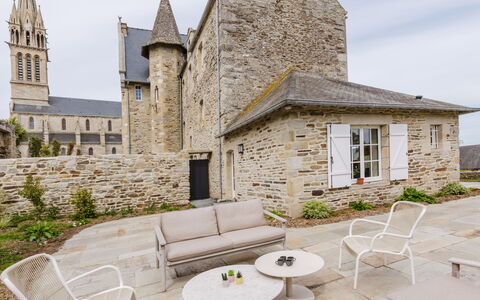 Domaine de Saint Cast: Möbel, Balkon, Schatten, Garten, Gartenmöbel, Stuhl, Veranda, Garten, Landscaping, Hinterhof
