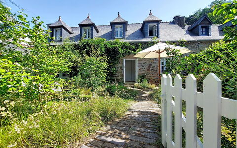 La Dolce Vita Brezhoneg: Haus, Strauch, Dach, Hütte, Zuhause, Estate, Garten, Steinwand, Bauernhaus, Schiebefenster
