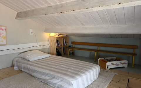 Altana: Schlafzimmer, Möbel, Bett, Flooring, Holz, Fussboden, Interior Design, Decke, Zimmer, Bedding