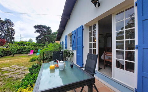 Maison des Bergers: Möbel, Balkon, Schatten, Garten, Gartenmöbel, Stuhl, Veranda, Garten, Landscaping, Hinterhof