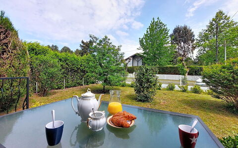Maison des Bergers: Möbel, Balkon, Schatten, Garten, Gartenmöbel, Stuhl, Veranda, Garten, Landscaping, Hinterhof