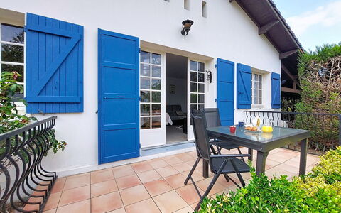 Maison des Bergers: Möbel, Balkon, Schatten, Garten, Gartenmöbel, Stuhl, Veranda, Garten, Landscaping, Hinterhof