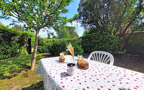 Gîte des Bergers: Möbel, Balkon, Schatten, Garten, Gartenmöbel, Stuhl, Veranda, Garten, Landscaping, Hinterhof
