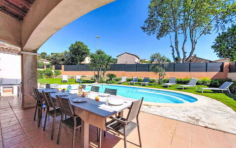 La Champenoise: Möbel, Balkon, Schatten, Garten, Gartenmöbel, Stuhl, Veranda, Garten, Landscaping, Hinterhof