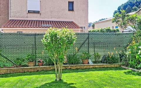 Les Marines: Möbel, Balkon, Schatten, Garten, Gartenmöbel, Stuhl, Veranda, Garten, Landscaping, Hinterhof