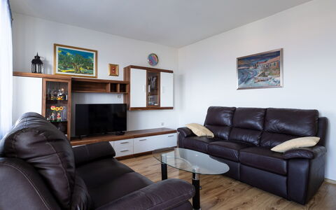 Damjan: Möbel, Interior Design, Flooring, Stuhl, Fussboden, Tabelle, Küche & Esszimmer Tisch, Schatten, Decke, Holzbeize