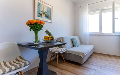 Rab Lopar 115: Möbel, Interior Design, Flooring, Couch, Fussboden, Holz, Wohnzimmer, Zimmer, Tabelle, Zuhause