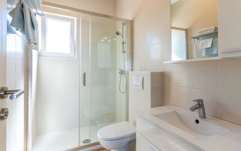 Rab Lopar 115: Badezimmer, Flooring, Armatur, Interior Design, Fussboden, Bad Sink, Sinken, Zapfhahn, Installation, Badezimmerschrank