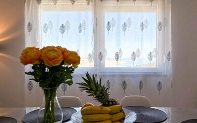Rab Lopar 115: Fensterabdeckung, Interior Design, Textil, Fensterbehandlung, Vorhang, Fenster Valance, Linens, Wohnzimmer, Zimmerpflanze, Lampe