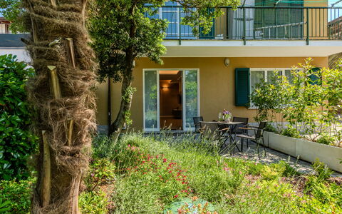 Renza: Strauch, Zuhause, Balkon, Garten, Schatten, Estate, Garten, Veranda, Landscaping, Villa