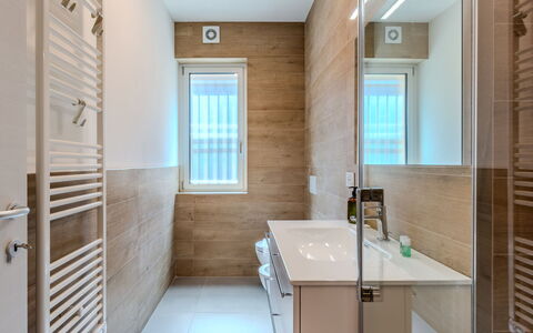 Renza: Flooring, Fussboden, Interior Design, Badezimmer, Wand, Armatur, Holz, Sinken, Bad Sink, Badezimmerschrank
