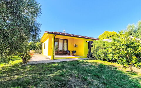 Cottage Girasole di Mare: Möbel, Interior Design, Flooring, Stuhl, Fussboden, Tabelle, Küche & Esszimmer Tisch, Schatten, Decke, Holzbeize