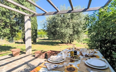 Cottage Girasole di Mare: Möbel, Interior Design, Flooring, Stuhl, Fussboden, Tabelle, Küche & Esszimmer Tisch, Schatten, Decke, Holzbeize