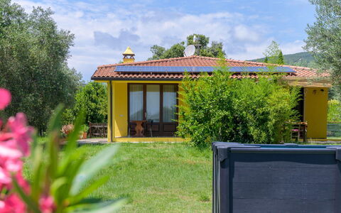 Cottage Girasole di Mare: Grundstueck, Hütte, Garten, Bauernhaus, Gartenbauten, Estate, Rasen, Eco Hotel, Garten, Hinterhof