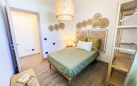 Marina di Sorso 5: Möbel, Interior Design, Flooring, Stuhl, Fussboden, Tabelle, Küche & Esszimmer Tisch, Schatten, Decke, Holzbeize