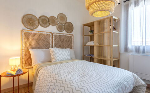 Marina di Sorso 5: Bett, Schlafzimmer, Bedding, Interior Design, Möbel, Bettdecke, Holz, Linens, Textil, Fussboden