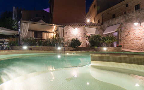 Residence Borgodamare: Nacht, Die Architektur, Schwimmbad, Resort, Landschaft Beleuchtung, Mitternacht, Sicherheitsbeleuchtung, Hof, Hazienda, Light Fixture