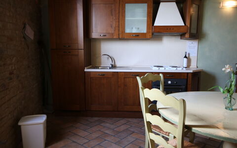 Residence Borgodamare: Möbel, Küche, Flooring, Countertop, Holz, Küchengerät, Cabinetry, Interior Design, Fussboden, Major Appliance