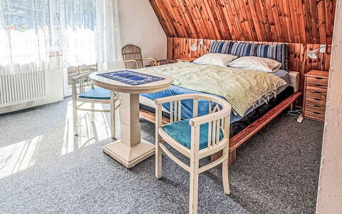 Chalet Helena: Holz, Flooring, Schlafzimmer, Fussboden, Interior Design, Zuhause, Bett, Zimmer, Bettdecke, Bedding