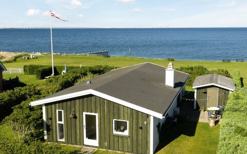 Edla - 35M from the Sea: Haus, Dach, Zuhause, Wohngebiet, Hütte, Landschaft, Grundstueck, Estate, Rasen, Landscaping