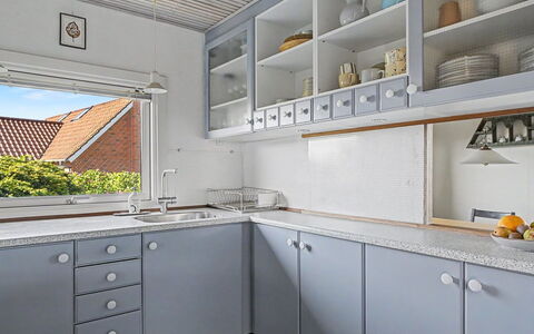 Edla - 35M from the Sea: Küche, Spüle, Countertop, Interior Design, Cabinetry, Decke, Armatur, Sinken, Zapfhahn, Installation