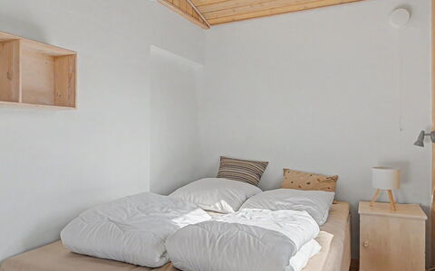 Edla - 35M from the Sea: Schlafzimmer, Bett, Interior Design, Holz, Möbel, Bedding, Bettdecke, Fussboden, Decke, Flooring