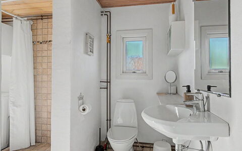 Edla - 35M from the Sea: Armatur, Wand, Interior Design, Flooring, Badezimmer, Sinken, Fussboden, Bad Sink, Decke, Toilleten Sitz