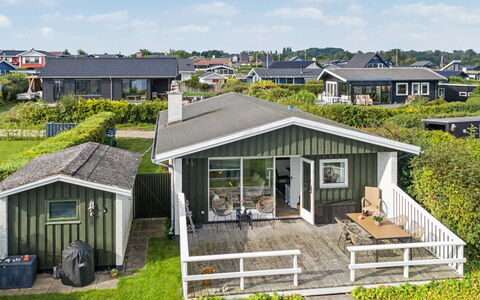 Edla - 35M from the Sea: Himmel, Möbel, Holz, Gartenmöbel, Tabelle, Stuhl, Wolke, Tisch Im Freien, Hartholz, Planke