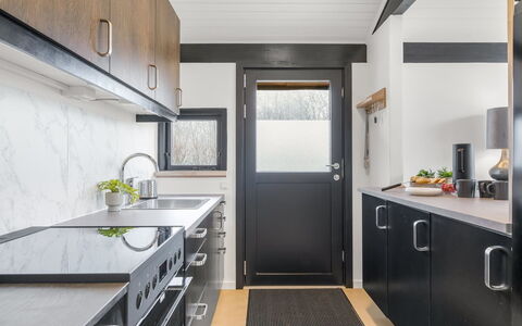 Gojko - from the Sea: Küche, Küchengerät, Countertop, Major Appliance, Holz, Interior Design, Cabinetry, Haushaltsgerät, Flooring, Armatur