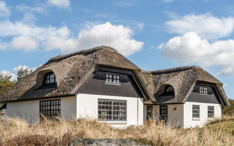 Dorit - 450M from the Sea: Blau, Hütte, Haus, Zuhause, Bauernhaus, Estate, Abstellgleis