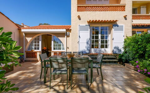 Les Minoux: Zuhause, Wohngebiet, Haus, Estate, Garten, Schatten, Hazienda, Garten, Stuhl, Landscaping
