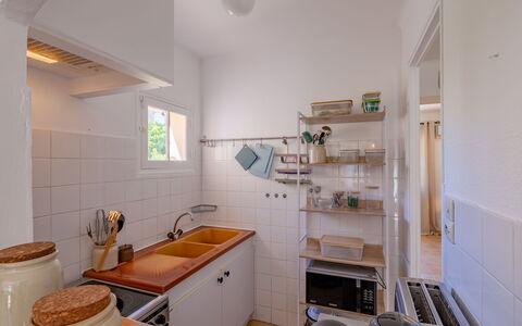 Les Minoux: Interior Design, Flooring, Countertop, Armatur, Decke, Fussboden, Küche, Sinken, Cabinetry, Zimmer