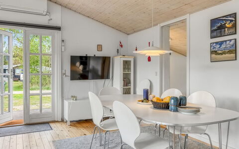 Momo - 2.8Km from the Sea: Möbel, Flooring, Interior Design, Holz, Decke, Küche & Esszimmer Tisch, Fussboden, Esszimmer, Zuhause, Tabelle