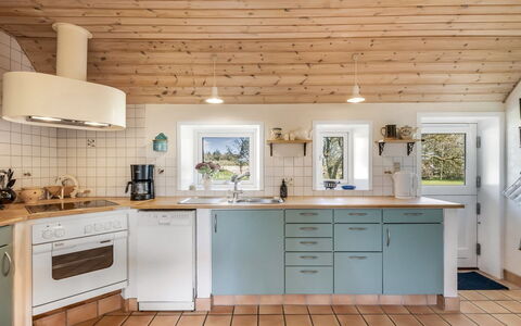 Petteri - 600M to the Fjord: Küche, Countertop, Interior Design, Cabinetry, Flooring, Möbel, Küchengerät, Holz, Decke, Light Fixture