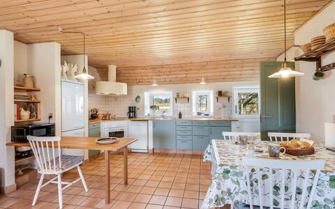 Petteri - 600M to the Fjord: Möbel, Interior Design, Küche, Flooring, Holz, Decke, Countertop, Fussboden, Cabinetry, Light Fixture